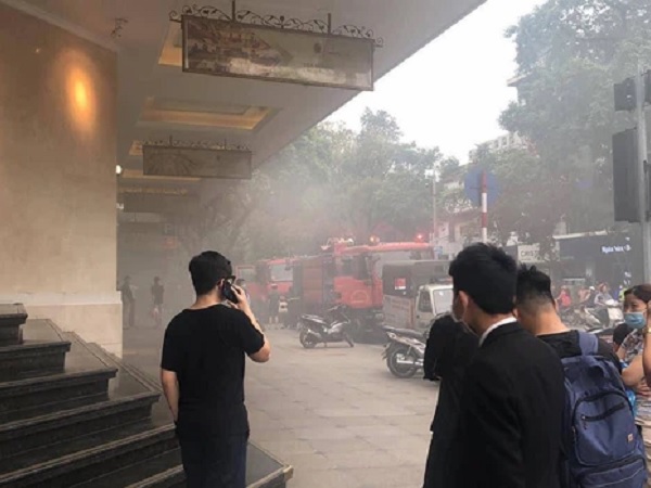 NÓNG: Cháy ô tô dưới tầng hầm Tràng Tiền Plaza, nhiều người dân hoảng hốt