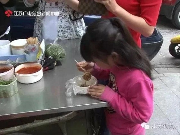 Con gái 5 tuổi bị 'sưng ngực', dậy thì sớm vì mẹ cho ăn quá nhiều món bổ dưỡng: BS cảnh báo những dấu hiệu dậy thì sớm ở bé gái mà bố mẹ phải nhớ
