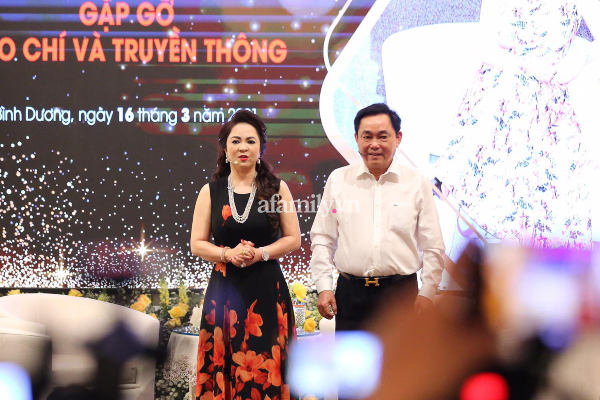 Khi vợ bị dính lời đồn yêu người đàn ông khác, ông Dũng lò vôi đã nói ra những lời 'tưởng nhẹ nhưng lại nặng hơn cân' đạp hết mọi tiếng xấu chỉ để bảo vệ bà Phương Hằng
