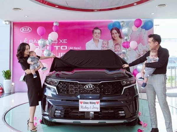 Vừa mới chào đời cặp song sinh nhà Dương Khắc Linh nhận xế hộp tiền tỷ