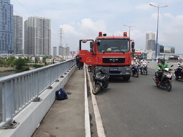 Để lại balo, nam thanh niên nhảy cầu Sài Gòn tự tử