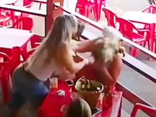 Bắt gặp chồng ngồi với 'gái lạ' trong quán nước, người phụ nữ có một màn đánh ghen khiến người xung quanh chỉ biết 'mắt chữ A miệng chữ O'