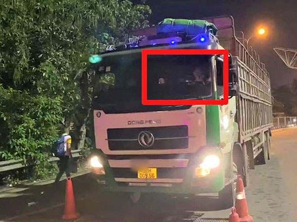 Video: Tài xế xe quá tải 44% 'cò quay' hơn 1 giờ đồng hồ không chịu ký biên bản