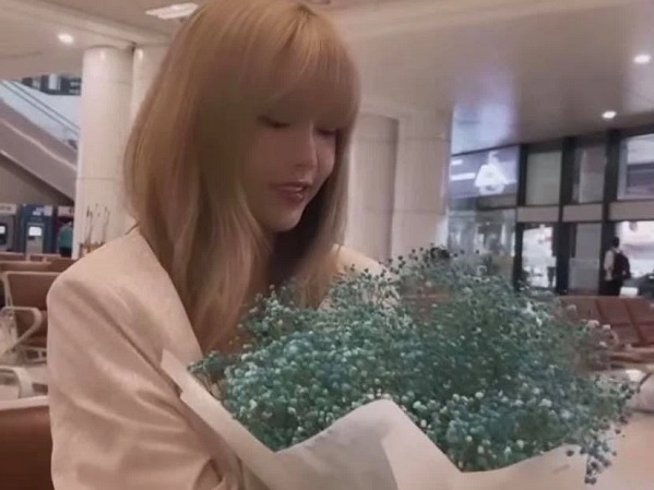 Giữa lúc được 'đẩy thuyền' với Tuấn Trần, Thiều Bảo Trâm gây tò mò khi ôm bó hoa được ai đó tặng, nụ cười hạnh phúc lâu lắm rồi mới xuất hiện