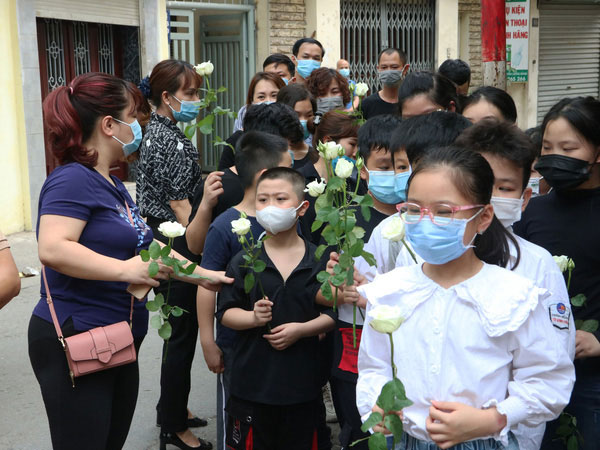 Bạn học mang hoa hồng trắng tiễn biệt bé gái 10 tuổi tử vong trong vụ cháy kinh hoàng ở Hà Nội