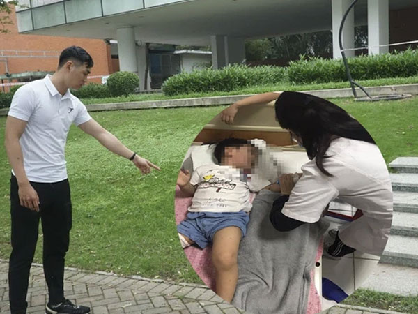 Đang đi dạo cùng bố mẹ trong công viên, bé trai 3 tuổi bị chó thả rông cắn rách đùi