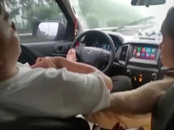 Clip: Tài xế ngả lưng ghế, dùng chân điều khiển ô tô, tay thì âu yếm bạn gái ngồi bên cạnh