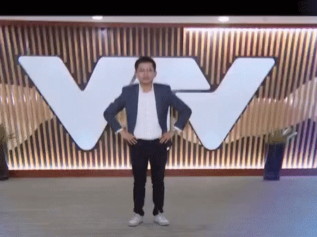 BTV Việt Hoàng lắc lư theo nhạc 'bà con ai gặp vấn đề về xương khớp', netizen bình luận: Lại bắt đầu cà khịa rồi đấy!