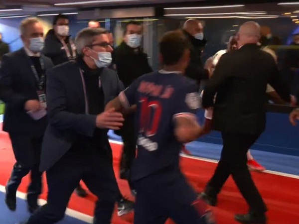Neymar đòi đánh đối thủ sau khi nhận thẻ đỏ