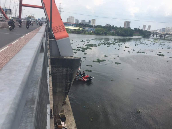 Để lại xe máy trên cầu, người phụ nữ bất ngờ nhảy xuống sông Sài Gòn tự tử