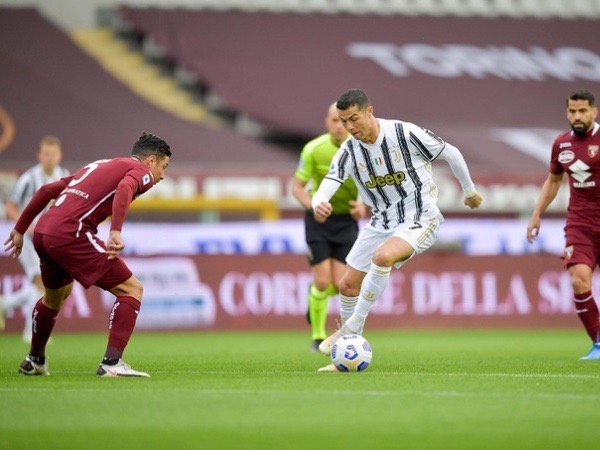 Ronaldo giúp Juventus thoát thua