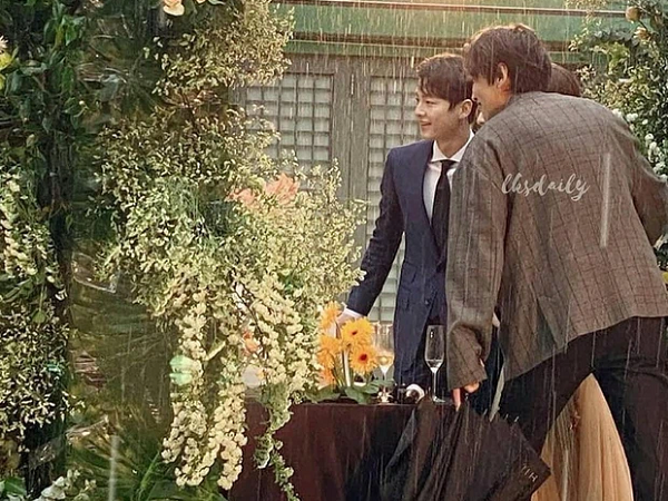 Song Joong Ki và Lee Kwang Soo lên đồ bảnh bao đi dự hôn lễ bạn, ai dè lại ở chính địa điểm cưới vợ cũ Song Hye Kyo