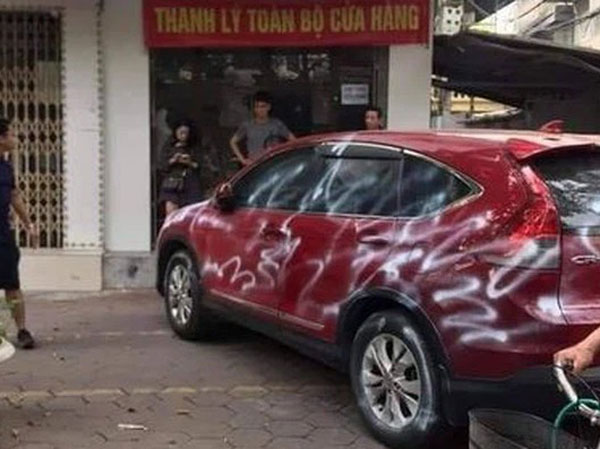 Ô tô bị xịt sơn trắng quanh xe vì đỗ trước cửa nhà dân, dân tình: Chủ xe sai nhưng người làm cũng 'ác tay' quá!