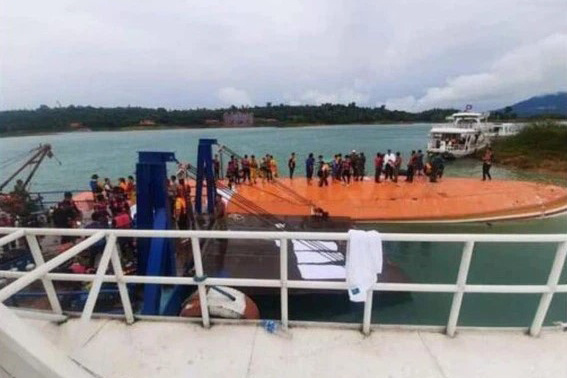 Lật du thuyền ở Lào, 8 người thiệt mạng