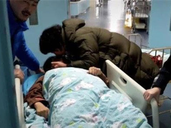 Về quê chơi thấy chị dâu đưa mẹ chồng 100 nghìn dặn 'Bà mua gì ngon đãi khách', nàng dâu có pha xử lý 'cực chất' làm ai cũng phục