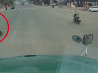 Clip: Vượt đèn đỏ, cháu chở bà phi thẳng vào đầu ô tô tải, ngã văng xuống đường bất động
