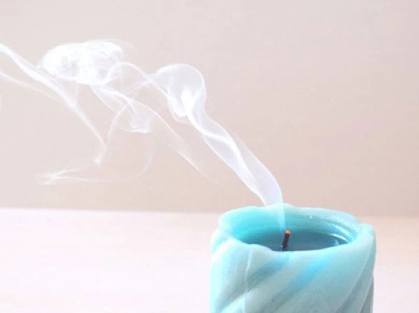 Vì sao nến chỉ bốc khói sau khi đã tắt còn những khi cháy bình thường lại không có khói?