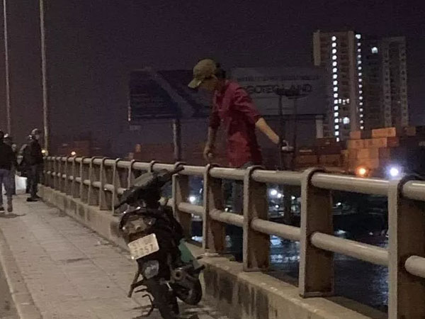 Ớn lạnh 1 người treo lơ lửng ở lan can cầu Đồng Nai lúc nửa đêm