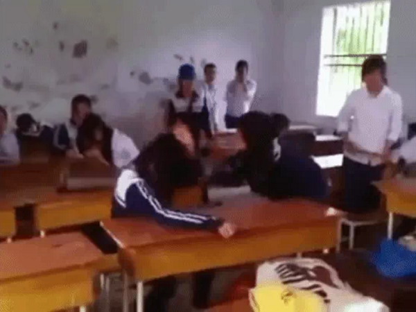 Sau tin nhắn nói xấu bạn bị chụp màn hình, 2 nữ sinh lao vào đánh nhau ngay tại lớp học