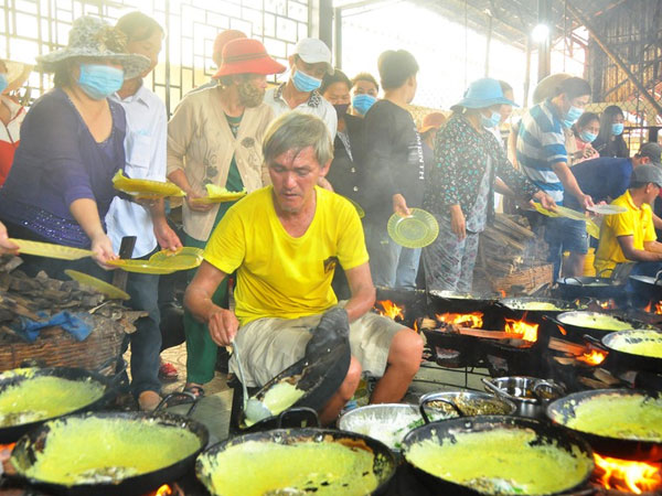 An Giang: Thiền viện đỏ lửa từ sáng đến tối, đúc bánh xèo miễn phí cho phật tử