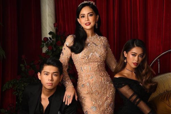 Rich kid nhà tỷ phú Jonathan Hạnh Nguyễn chụp cùng mẹ: Đẹp chẳng qua chỉ do hai chữ 'di truyền'