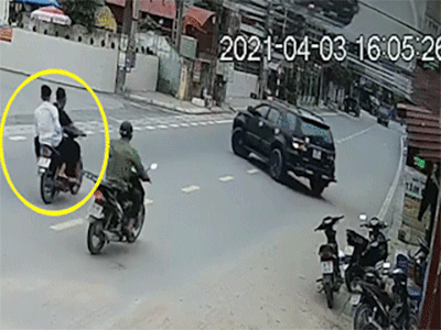 Video: Hai thanh niên đầu trần đi xe máy tông thẳng xe Fortuner đang quay đầu