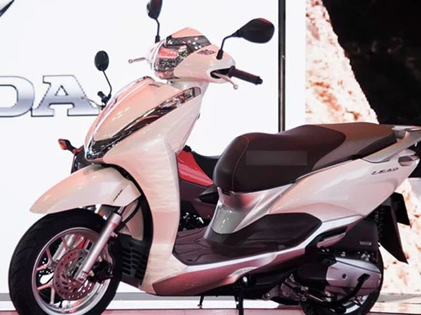 Giá Honda Lead giảm tiền triệu đầu tháng 4, quyết đấu Yamaha Grande