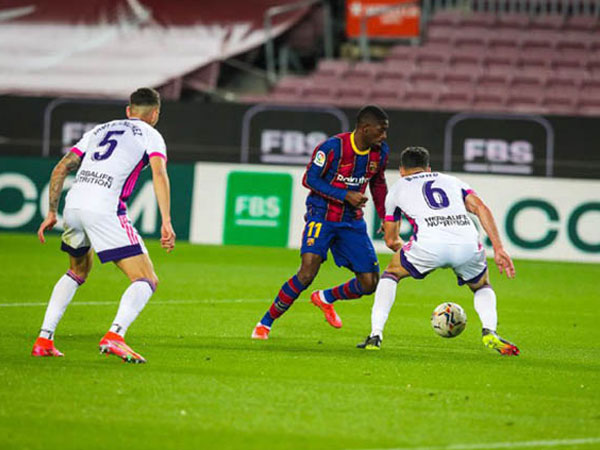 Ghi bàn phút 90, Barca chỉ còn kém Atletico 1 điểm