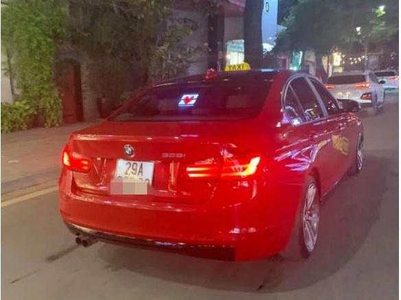 BMW tiền tỉ gắn biển taxi chạy trên phố Hà Nội khiến người đi đường xôn xao