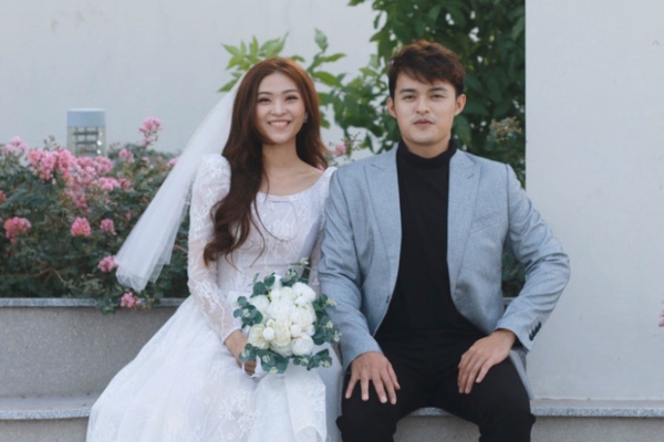 1 năm sau ngày cưới, cặp duy nhất kết hôn ở Người Ấy Là Ai vẫn khiến con dân ghen tỵ khi liên tục phát 'cẩu lương'