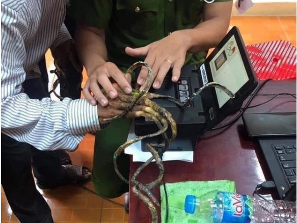 30 phút không lấy được vân tay làm CCCD, 'dị nhân' có bộ móng tay dài nhất Việt Nam nói: 'Giờ tôi mà cắt móng tay đi sẽ bị ốm'