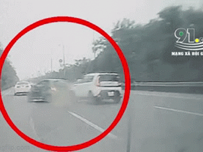 Clip: Đâm lật xe taxi, tài xế lập tức bỏ chạy khiến nhiều người phẫn nộ