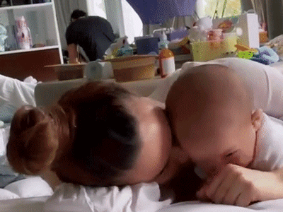 Hồ Ngọc Hà khoe khoảnh khắc chơi đùa cùng con gái yêu Lisa nhưng Kim Lý và Leon đang nhảy múa phía sau mới chiếm trọn spotlight