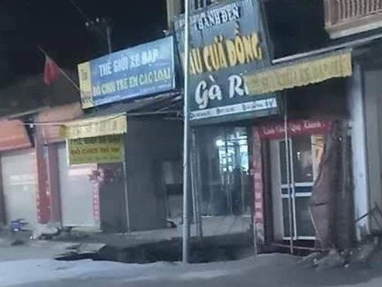 Hà Nội: Xuất hiện 'hố tử thần' rộng 30m2 trước cửa nhà dân, 20 hộ dân phải sơ tán