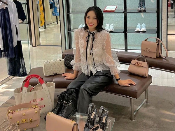 Kỳ Duyên chi liền 250 triệu sắm cả lố hàng hiệu đắt đỏ, cạnh tranh ngôi 'nữ hoàng đập hộp' với Ngọc Trinh?