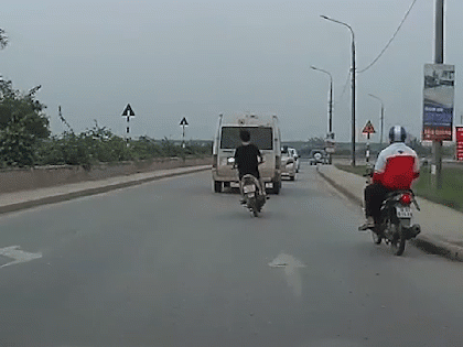 Video: Thanh niên điều khiển xe máy lạng lách, vượt ẩu bị ô tô tông trực diện