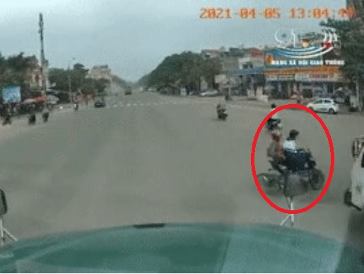 Nam sinh chở bà vượt đèn đỏ phi thẳng vào đầu ô tô tải, nằm bất động khiến nhiều người rùng mình