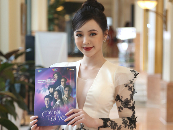 Quỳnh Kool khoe vòng 1 nóng bỏng trong buổi giới thiệu phim mới