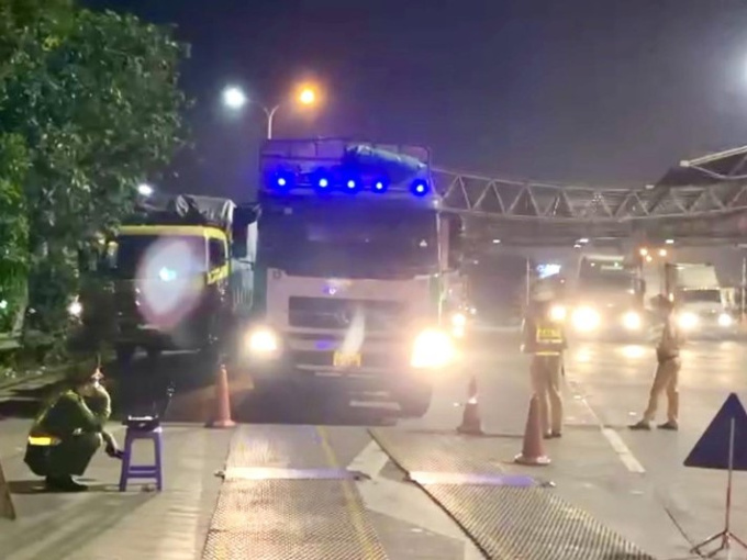 Xin bỏ qua vi phạm bất thành, tài xế xe quá tải ‘cố thủ’ luôn trong xe