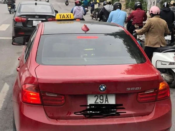 Xe sang BMW tiền tỷ gắn 'mào' taxi chạy tung tăng trên cầu Chương Dương khiến dân mạng xôn xao
