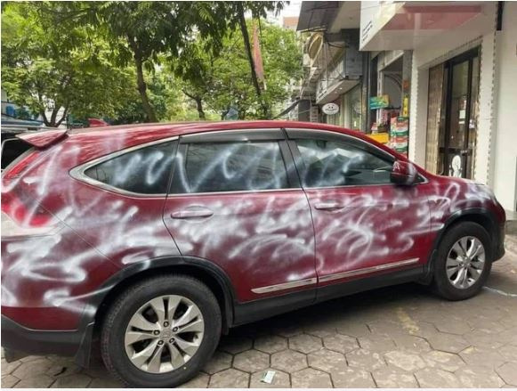 Vụ ô tô tiền tỷ bị xịt sơn chằng chịt vì đỗ trước cửa nhà người khác: Xác định danh tính người xịt sơn