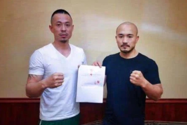 Yi Long và cao thủ Thái Cực Quyền diễn kịch, giả vờ tỉ thí để chia số tiền khổng lồ?