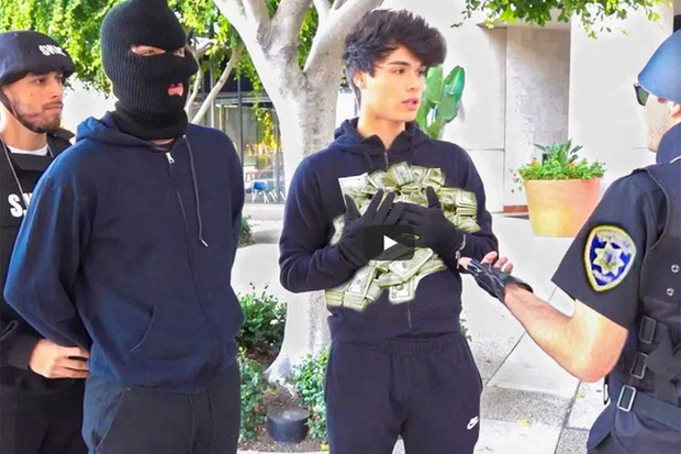 Dàn dựng cảnh cướp ngân hàng quá giống, hai nam YouTuber đối mặt án phạt 5 năm tù vì 'đùa dai'