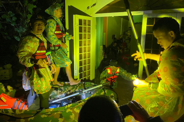 Biệt đội cano 0 đồng: Bản lĩnh của tập thể không ai muốn một cái tên riêng, sẵn sàng hy sinh và đánh đổi vì nghĩa cử cộng đồng