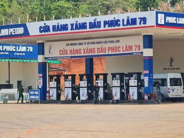Công an phong toả, khám xét một cây xăng ở Bình Phước