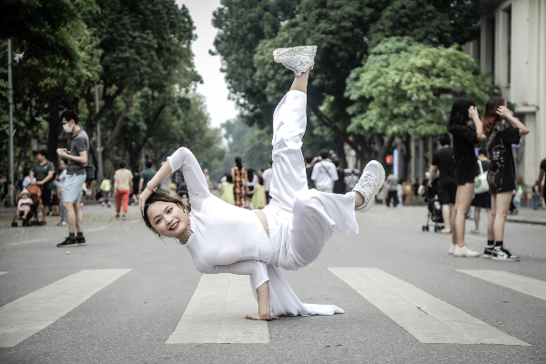 Cô gái mặc áo dài, đi sneaker nhảy hip-hop nói gì sau khi gây tranh cãi?