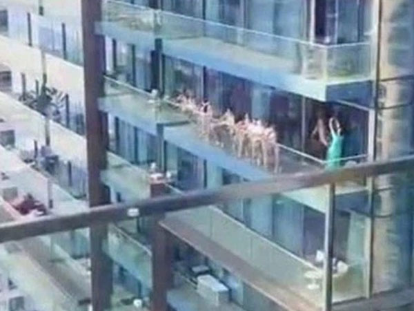 Các cô gái khỏa thân trên ban công ở Dubai chịu một hình phạt bất ngờ