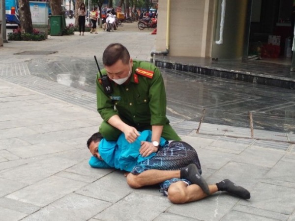 Quật ngã kẻ nghi 'ngáo đá' ném chất bẩn vào người đi đường