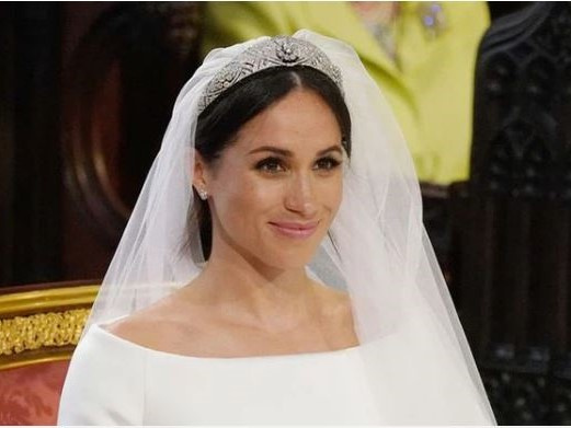 Chuyên gia tiết lộ chuyện xoay quanh drama chiếc vương miện bị Nữ hoàng cấm dùng của Meghan, Harry cũng bị nhắc nhở răn đe