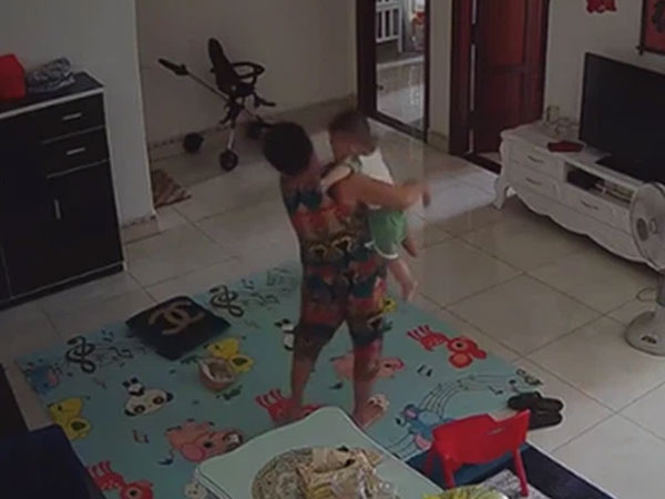 Check camera, mẹ trẻ hoảng hồn thấy con trai 9 tháng tuổi bị nữ ô sin bế vào toilet rồi khóc ré lên dữ dội